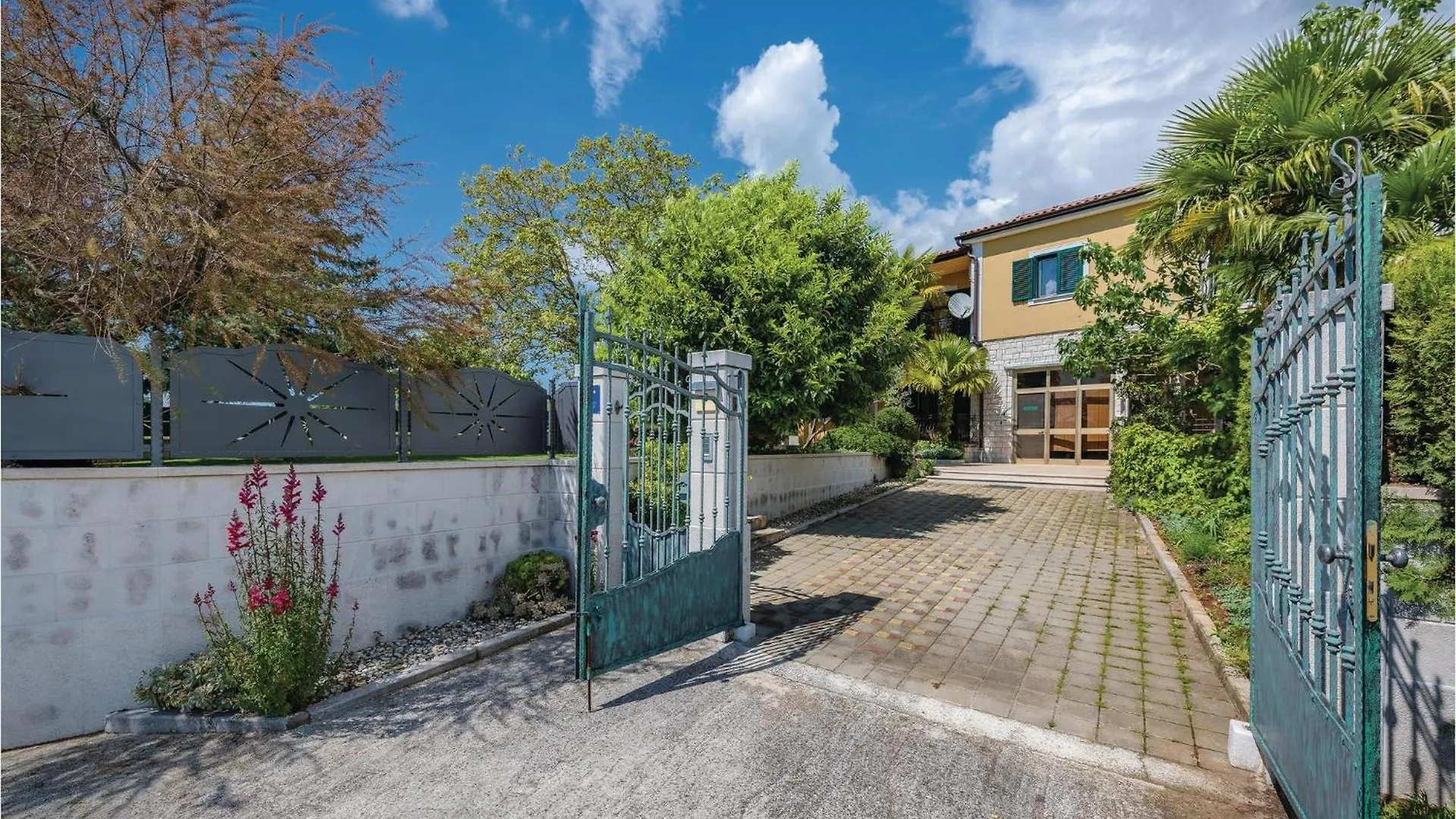 Lovely Home In Zminj With Kitchen Σπίτι διακοπών